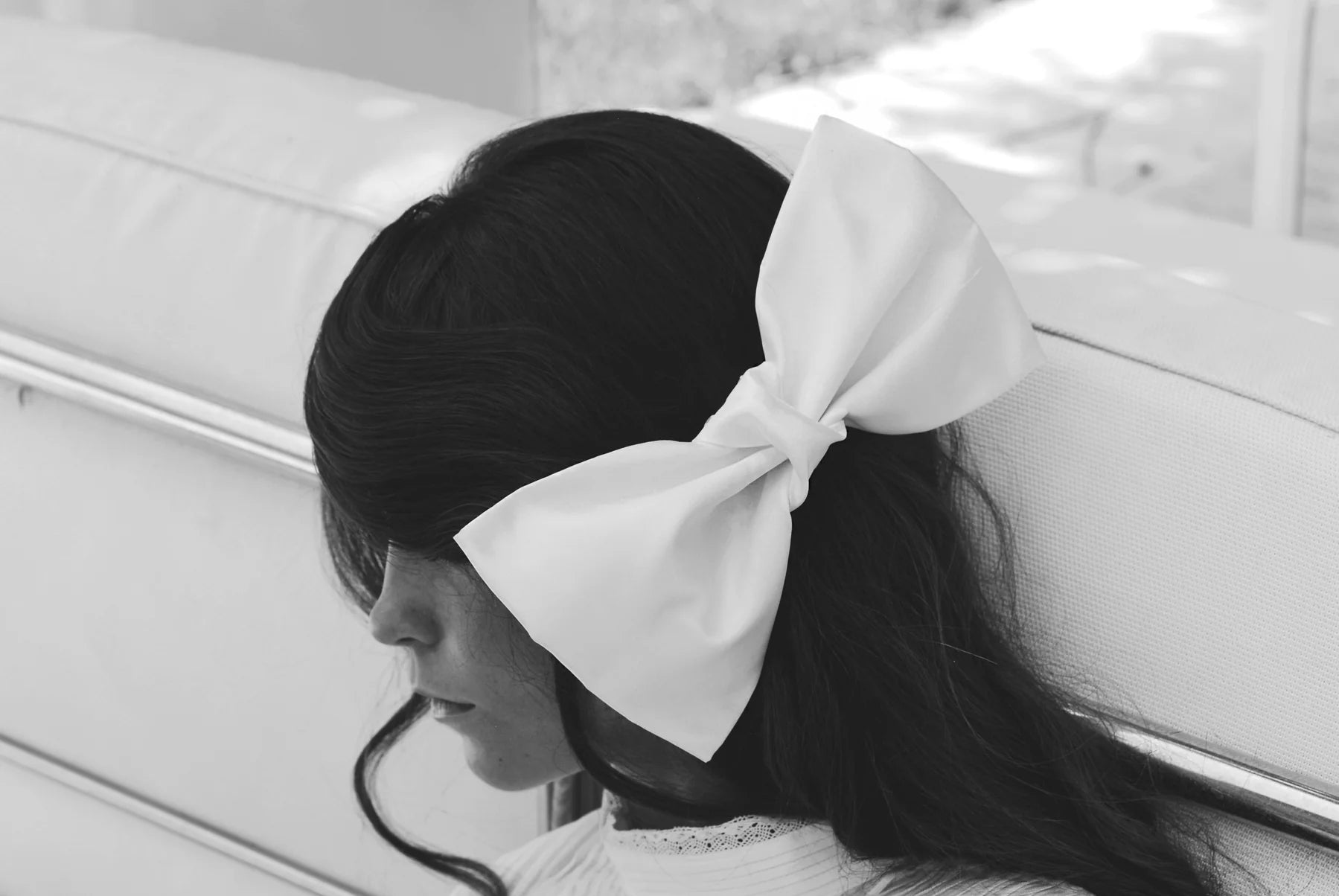Moderne Braut Haarspange mit Oversized Schleife aus Mikado Seide
