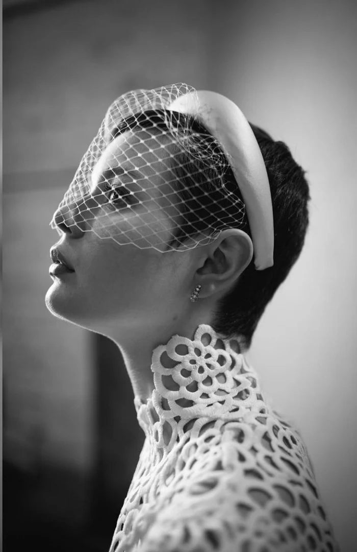 Brauthaarreif mit angenähtem Fascinator