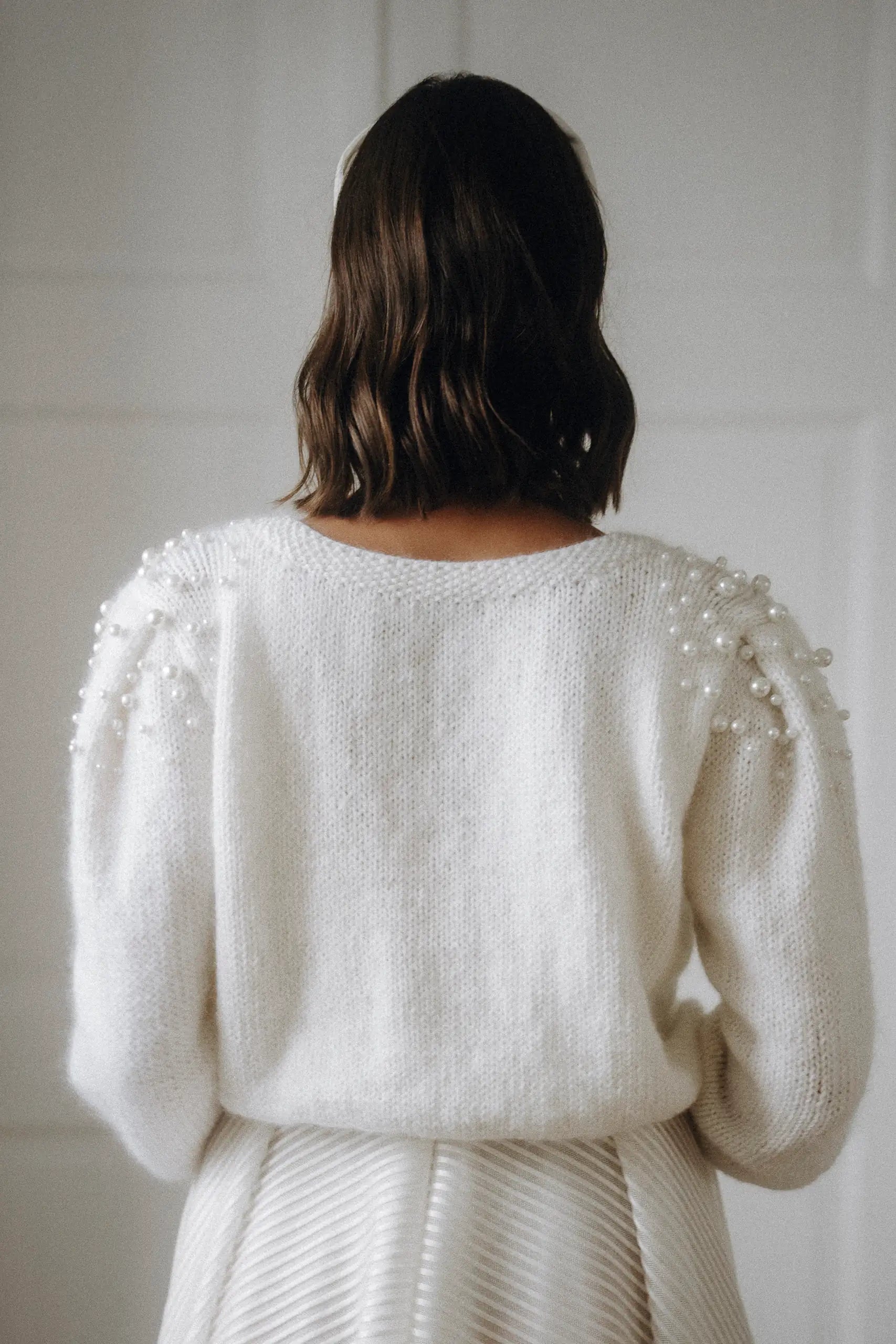 Brautpullover mit Perlenstickerei an der Schulter aus Merino Mohair Seide
