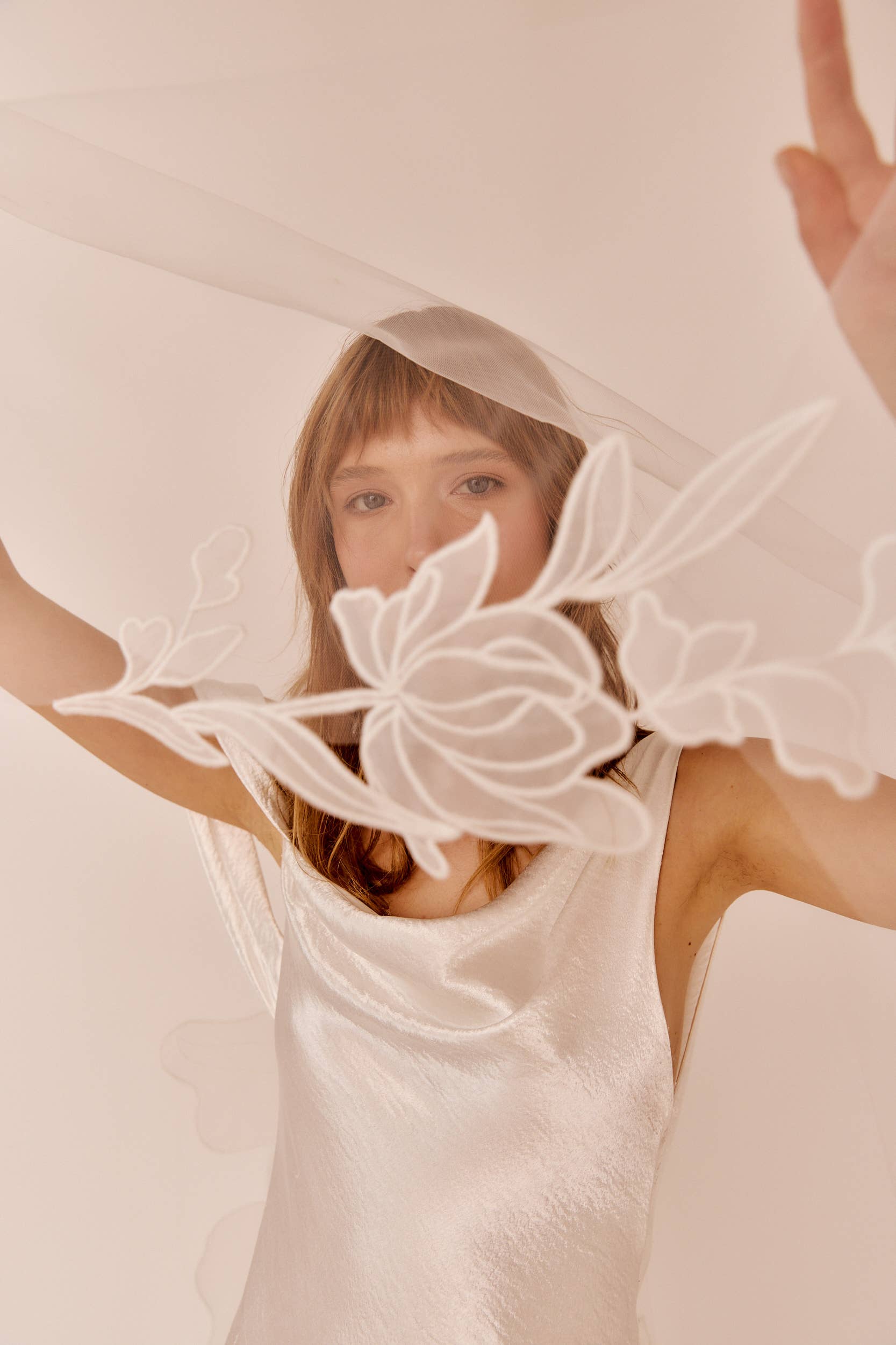 Brautschleier mit floraler Stickerei aus Organza und Tüll
