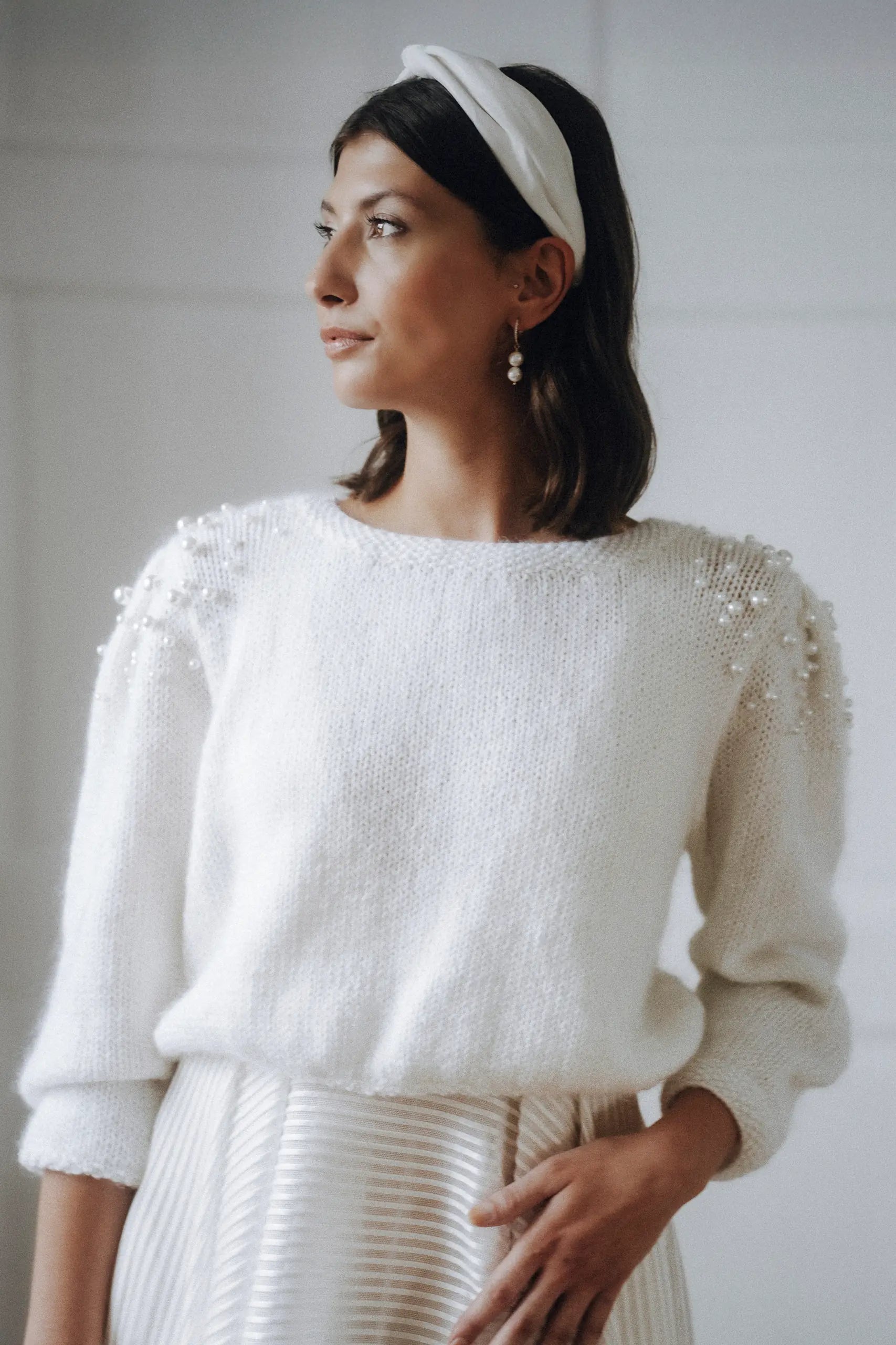 Handgestrickter Bridal Sweater mit Puffärmeln und Rundhalsausschnitt
