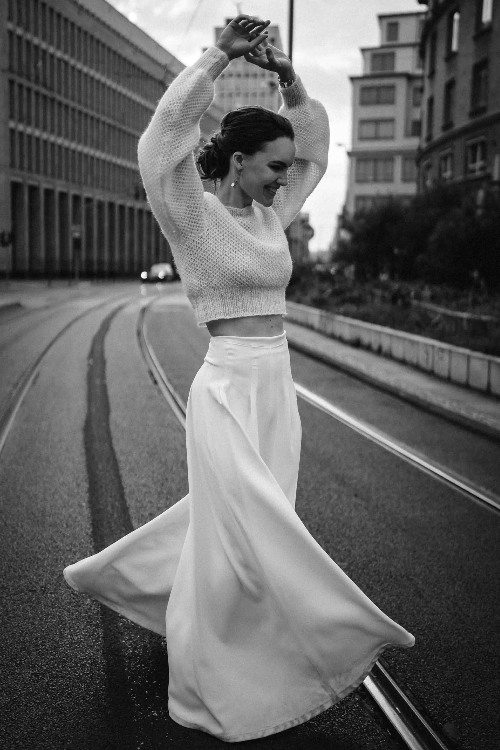 Cropped Bridal Knit Pullover mit Schlitz im Nacken und leichtem Puffärmel

