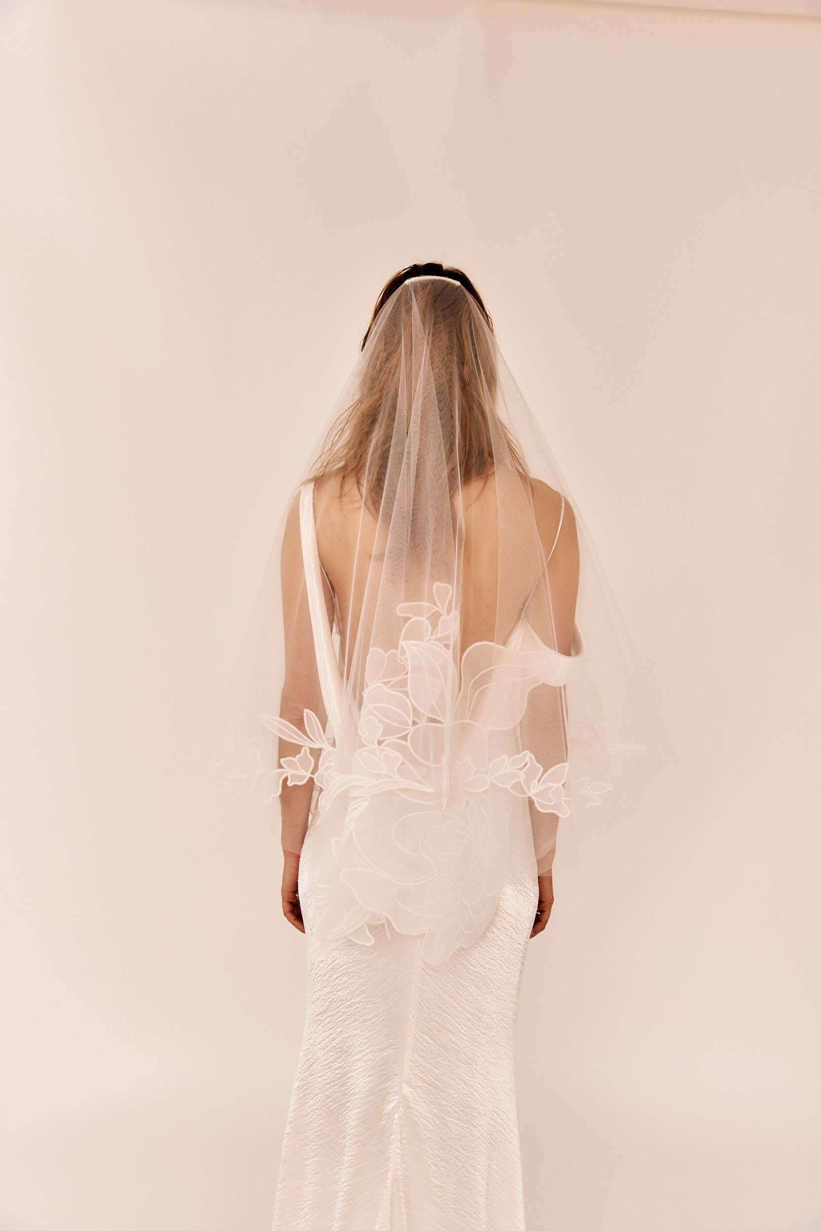 Drop Veil mit Blumenstickerei für eleganten Braut Look

