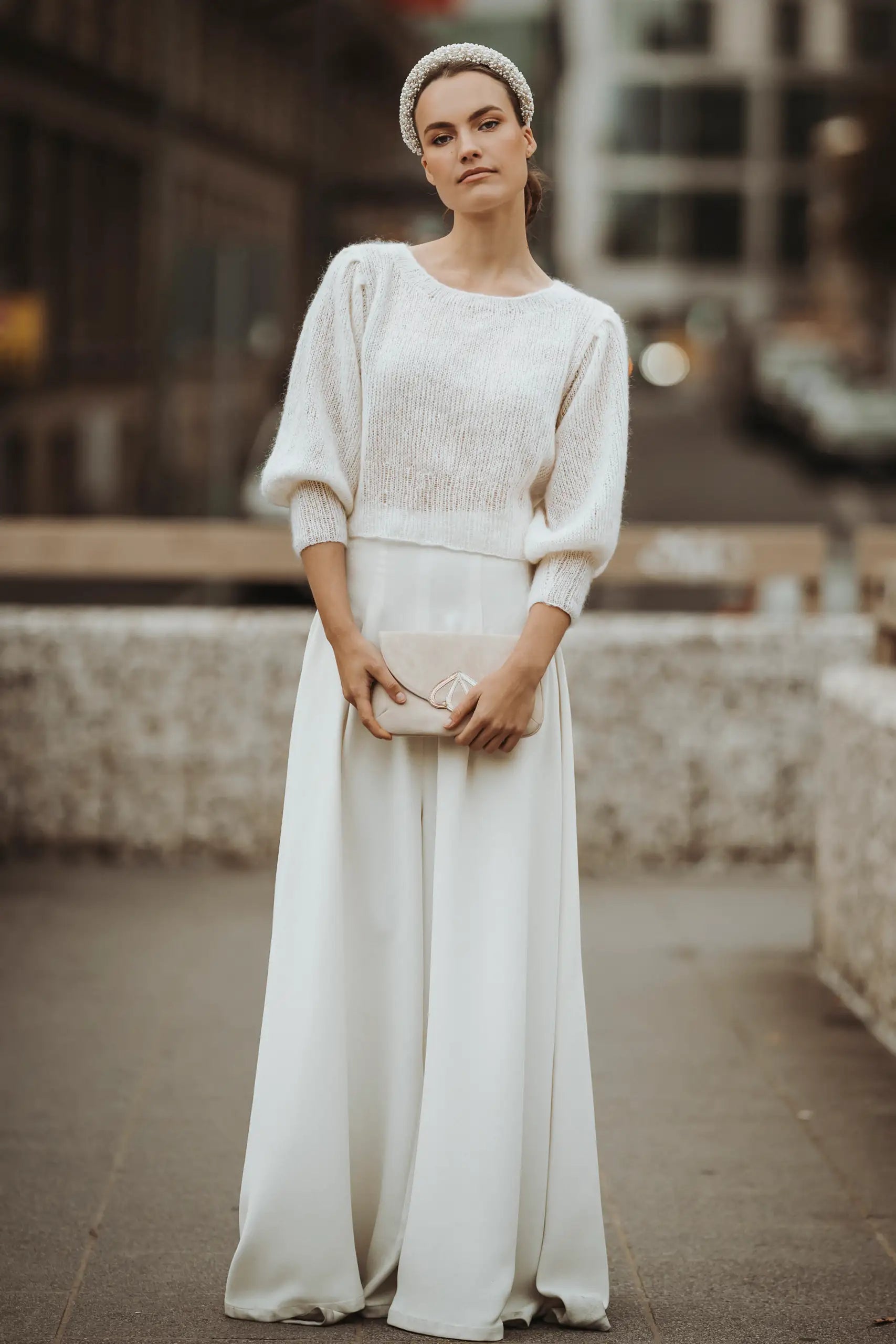 Eleganter Bridal Sweater aus Cashmere mit Perlenknopf im Nacken
