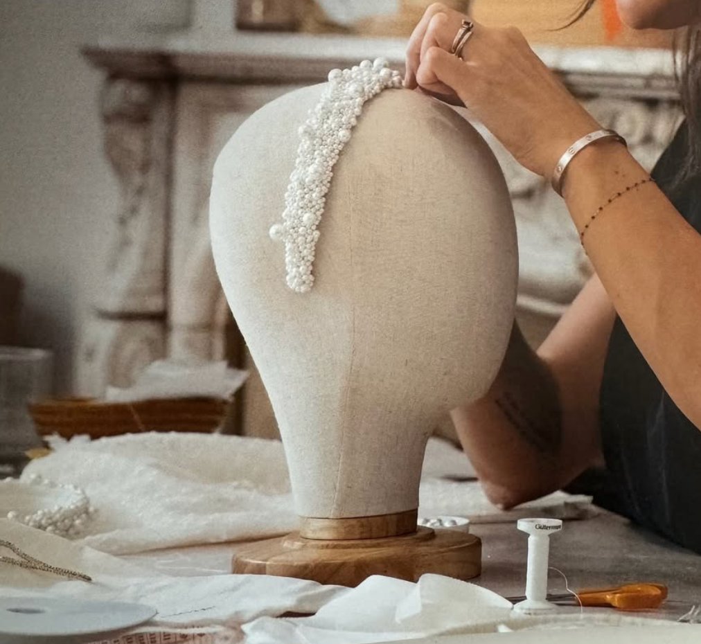 Handgefertigter Brauthaarreif mit Perlen bestickt