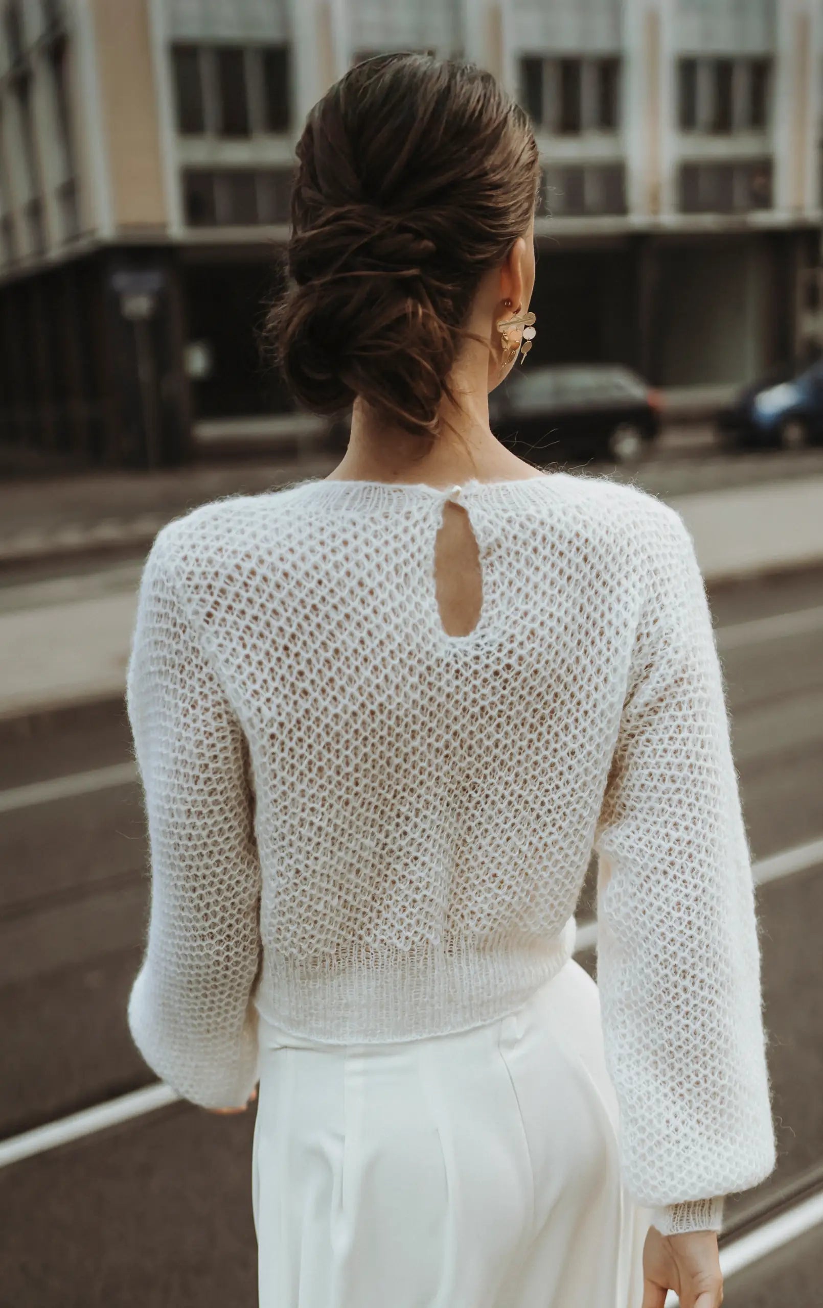 Handgestrickter Bridal Sweater mit Rundhalsausschnitt und Perlenknopf am Rücken