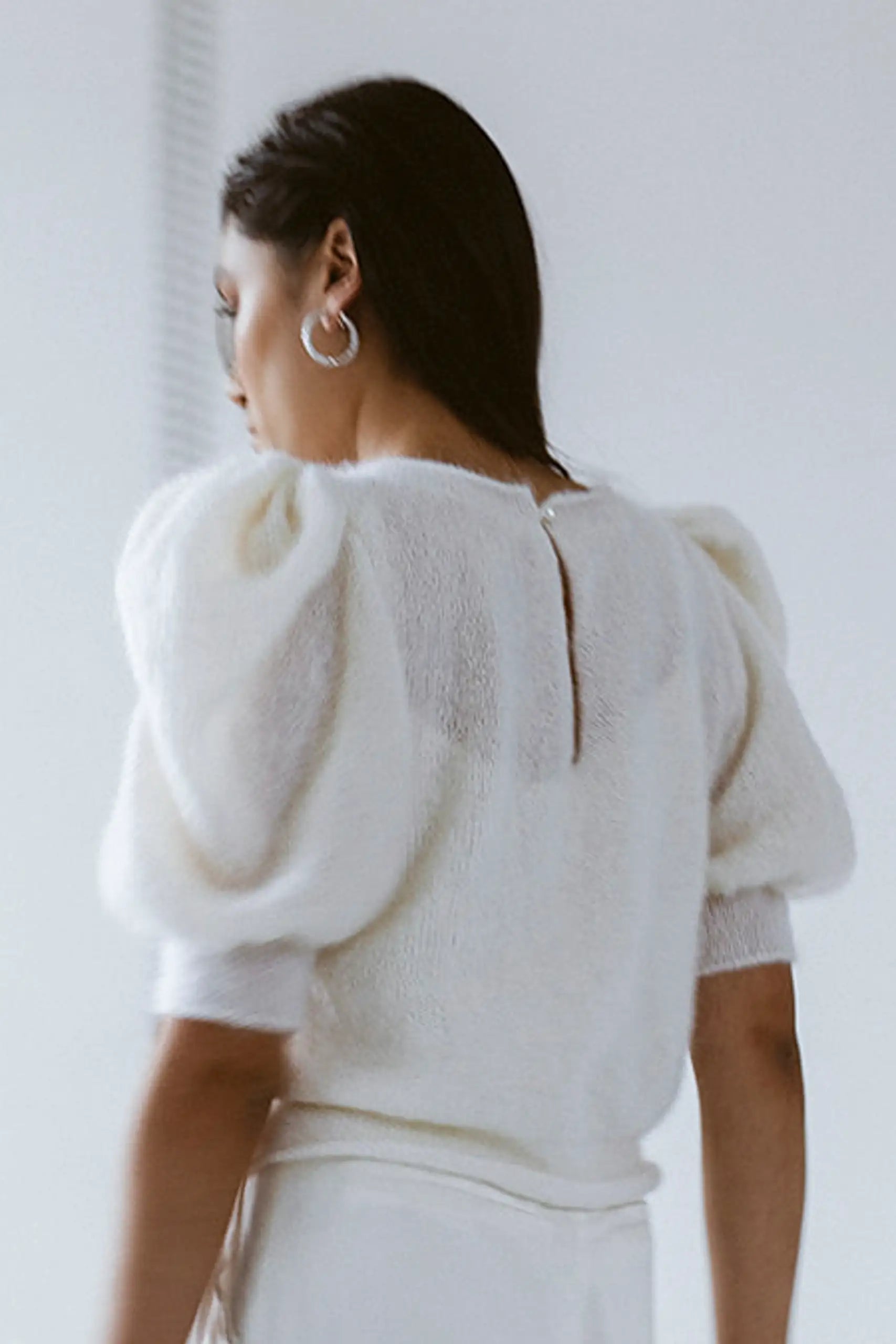 Handgestrickter Bridal Sweater mit kurzen Puffärmeln Ärmeln und Perlenknopf im Nacken 
