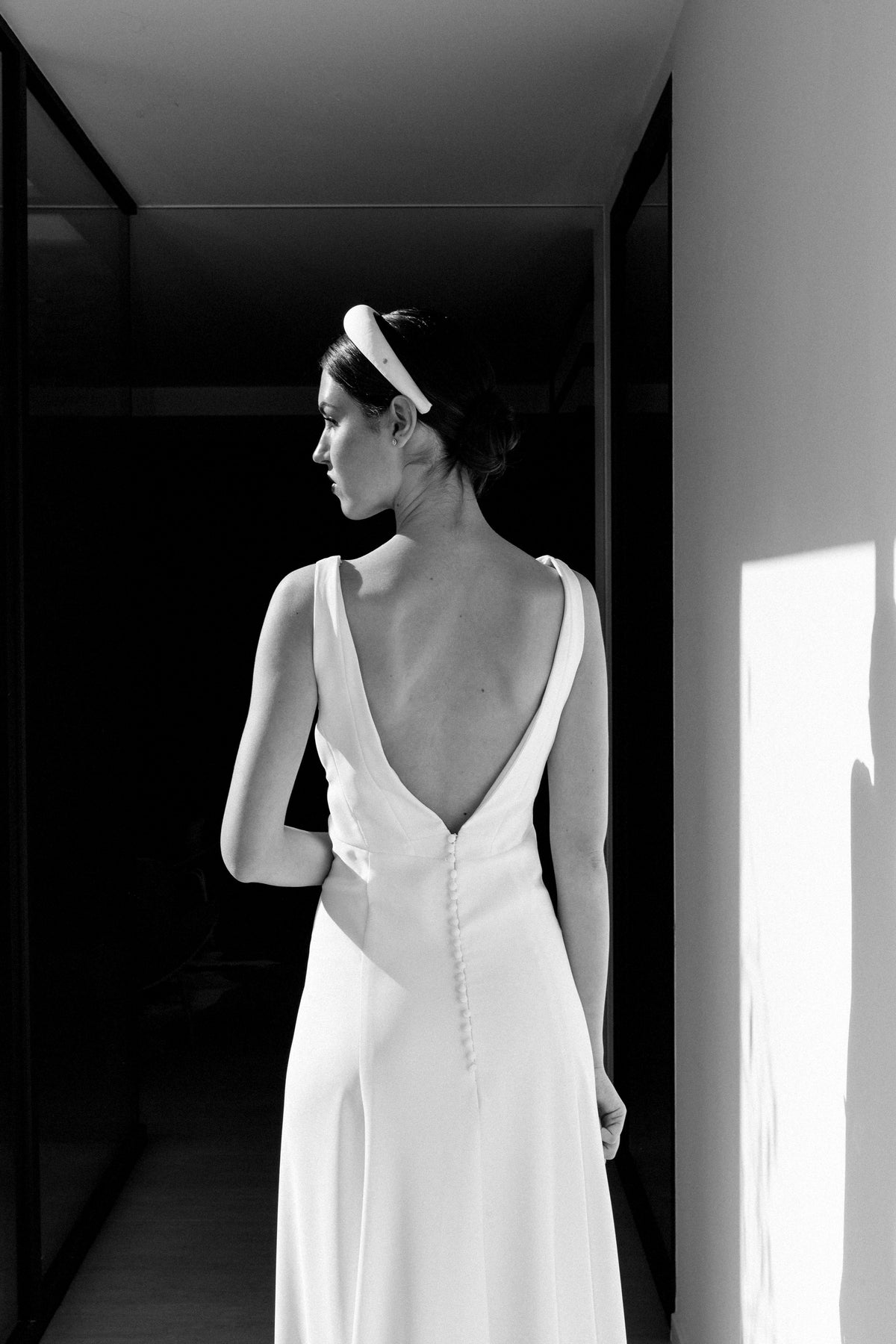 Klassischer, weißer Bridal Haareif aus Satin für moderne Braut Looks
