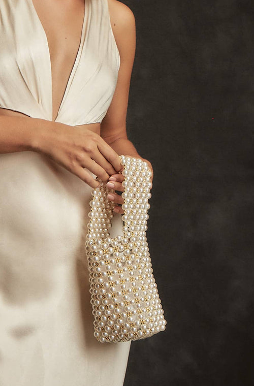 Perlen Brauttasche im Bucket Style mit goldenen Details
