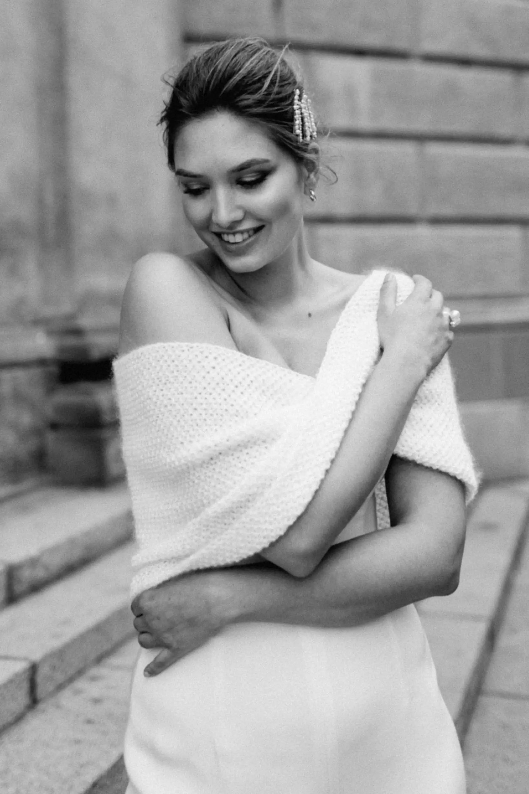 Schulterfreier Bridal Wrap aus Mohair Seide für stilvolle Hochzeitsoutfits
