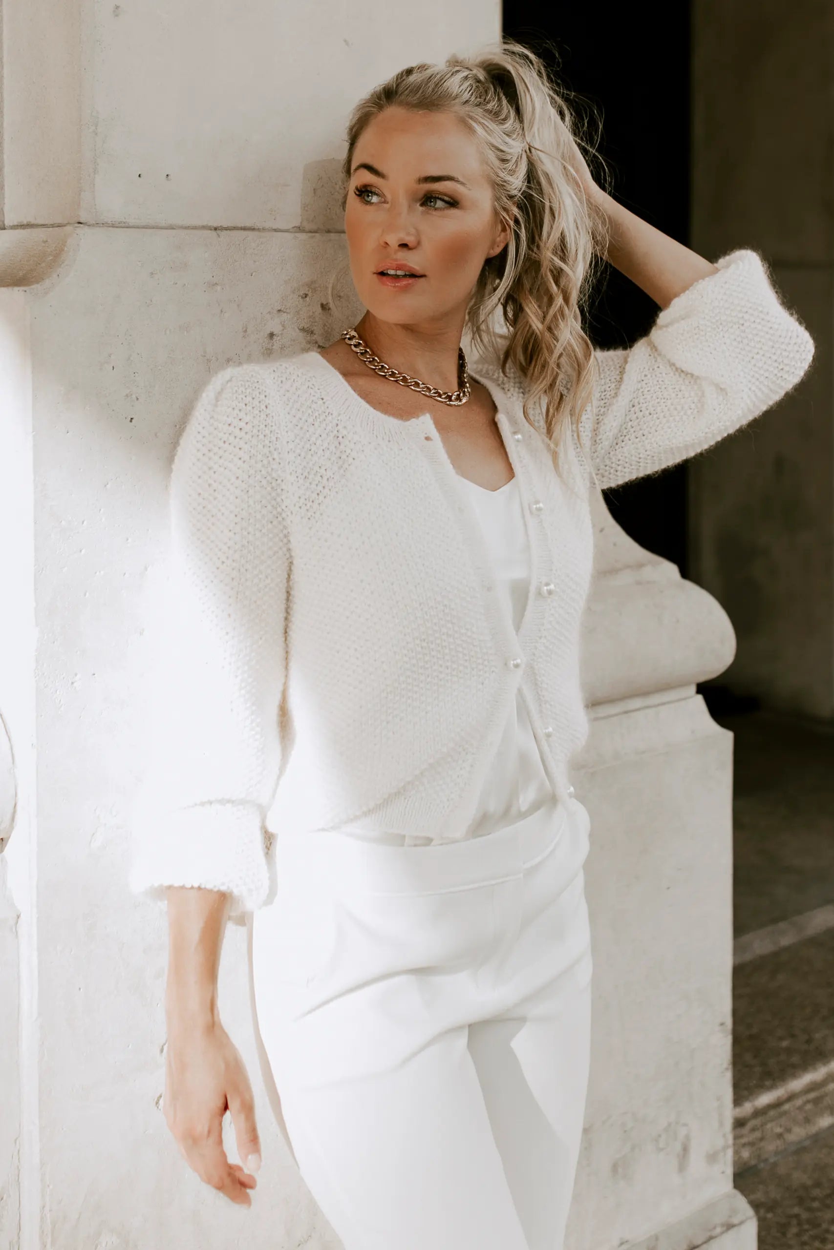 Taillenlange Bridal Knit Strickjacke mit feinem Strickmuster und Rundhals Ausschnitt 
