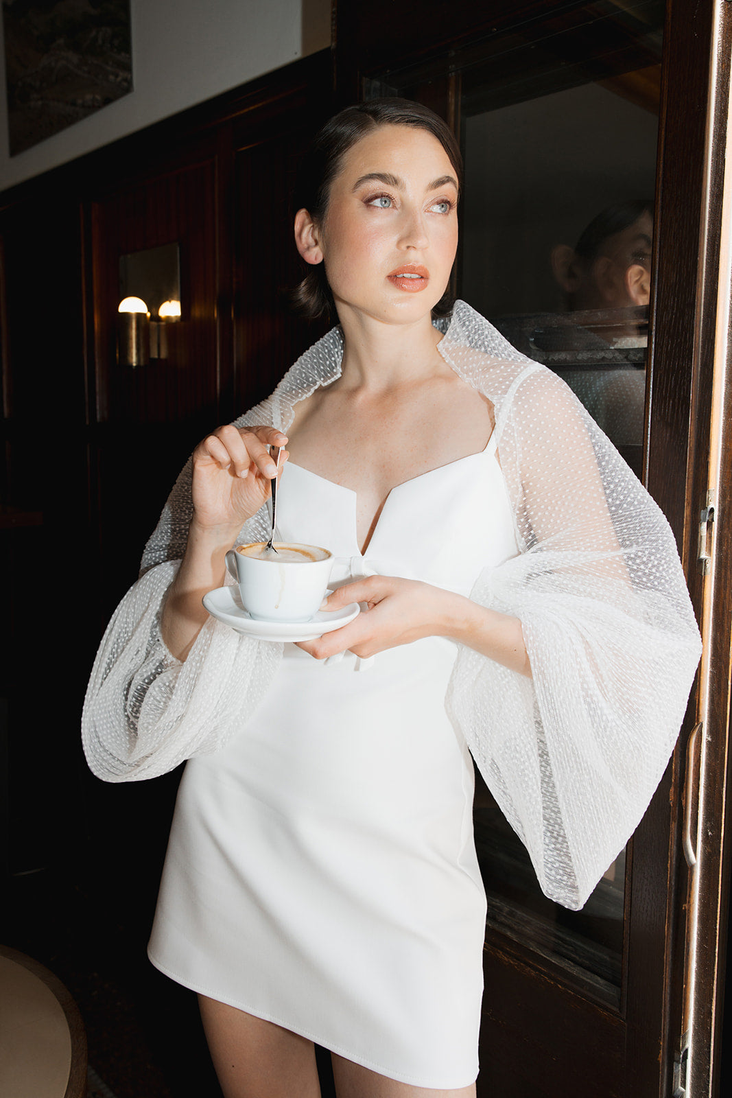 Weißes Braut Cape mit voluminösen Ärmeln