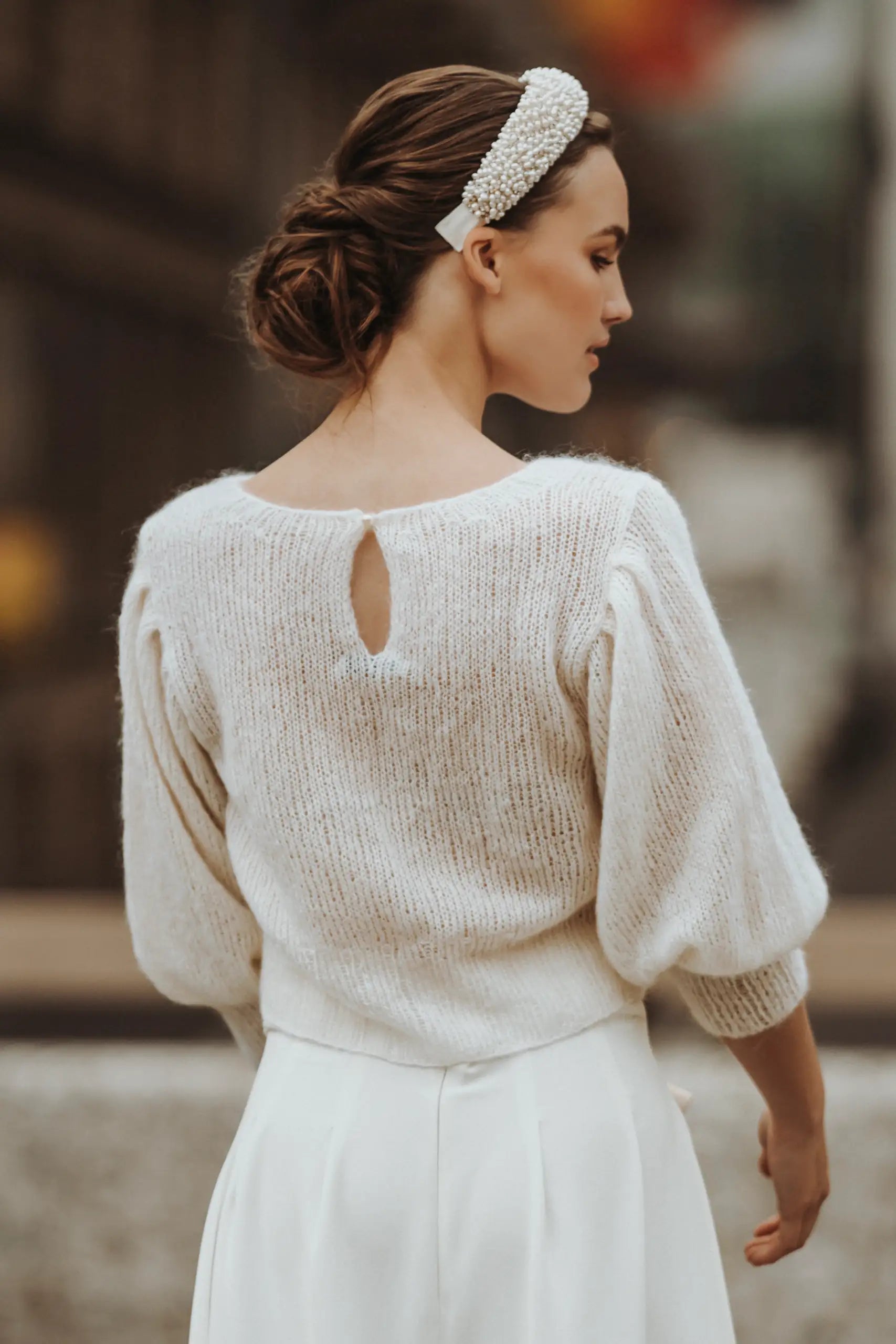 Zeitloser Brautpullover aus Cashmere mit Rückenschlitz Detail und Perlenknopf