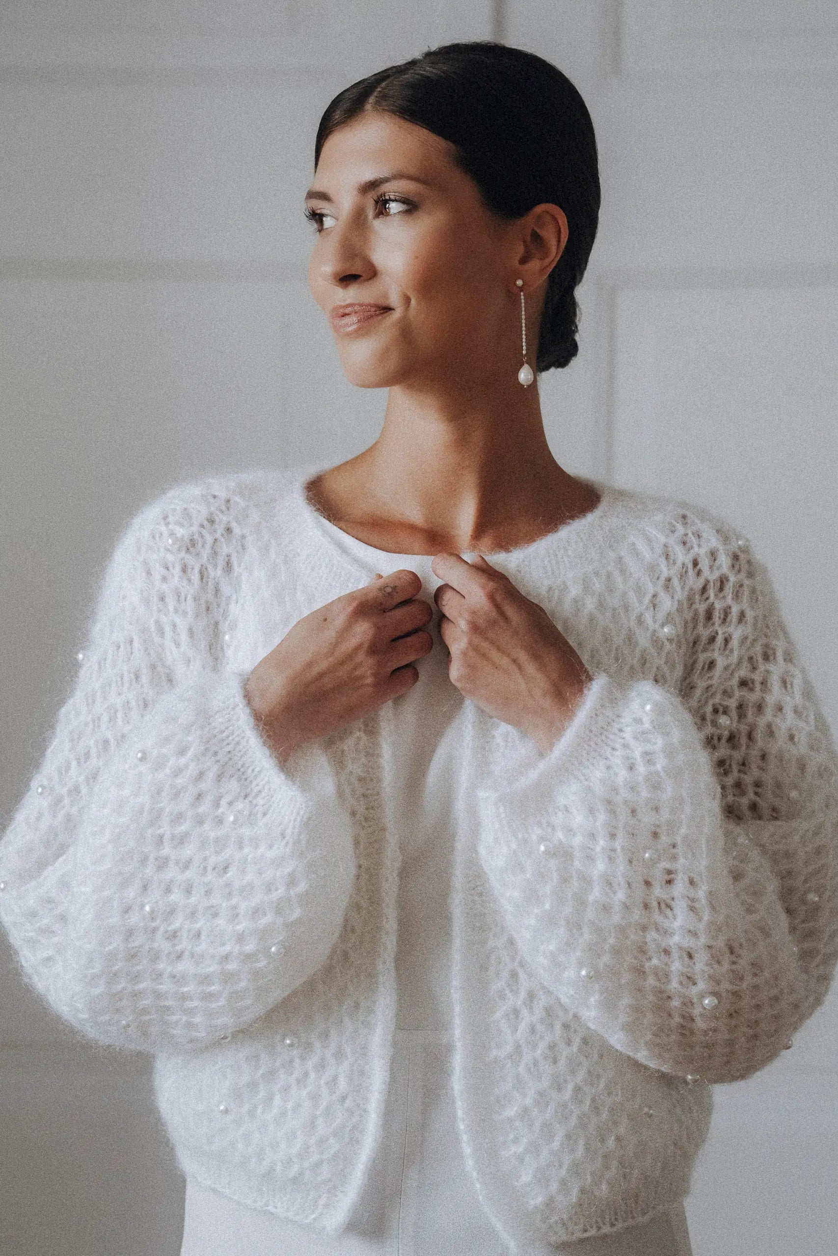 Braut Cardigan mit aufgenähten Perlen, geradem Schnitt, taillenlang, Rundhals Ausschnitt, grobgestrickt