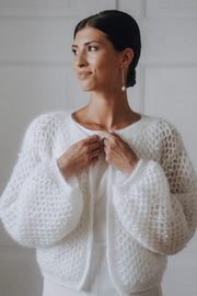 Braut Cardigan mit aufgenähten Perlen, geradem Schnitt, taillenlang, Rundhals Ausschnitt, grobgestrickt