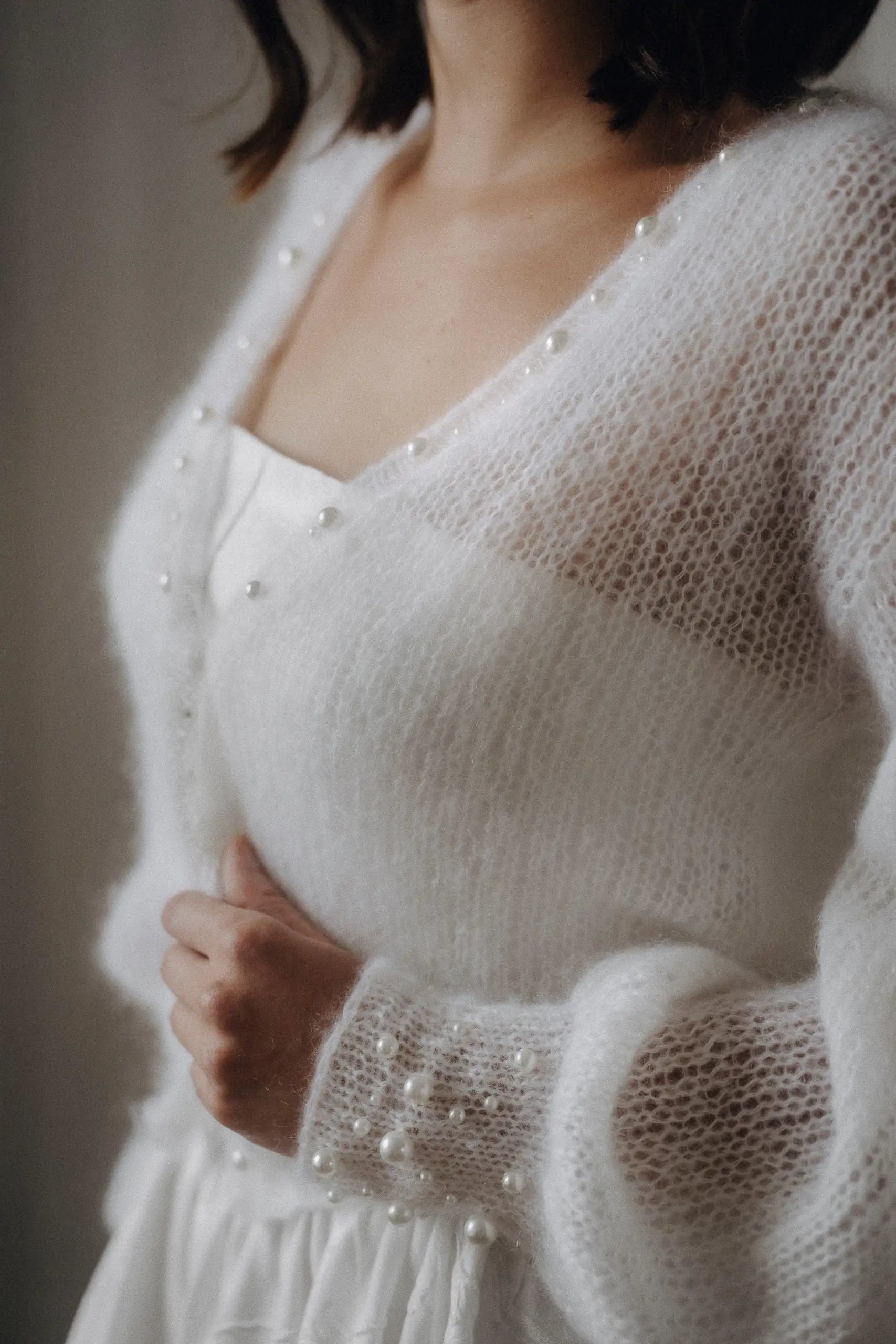 Zarte Braut Strickjacke mit Perlen Details an Bündchen und Ausschnitt