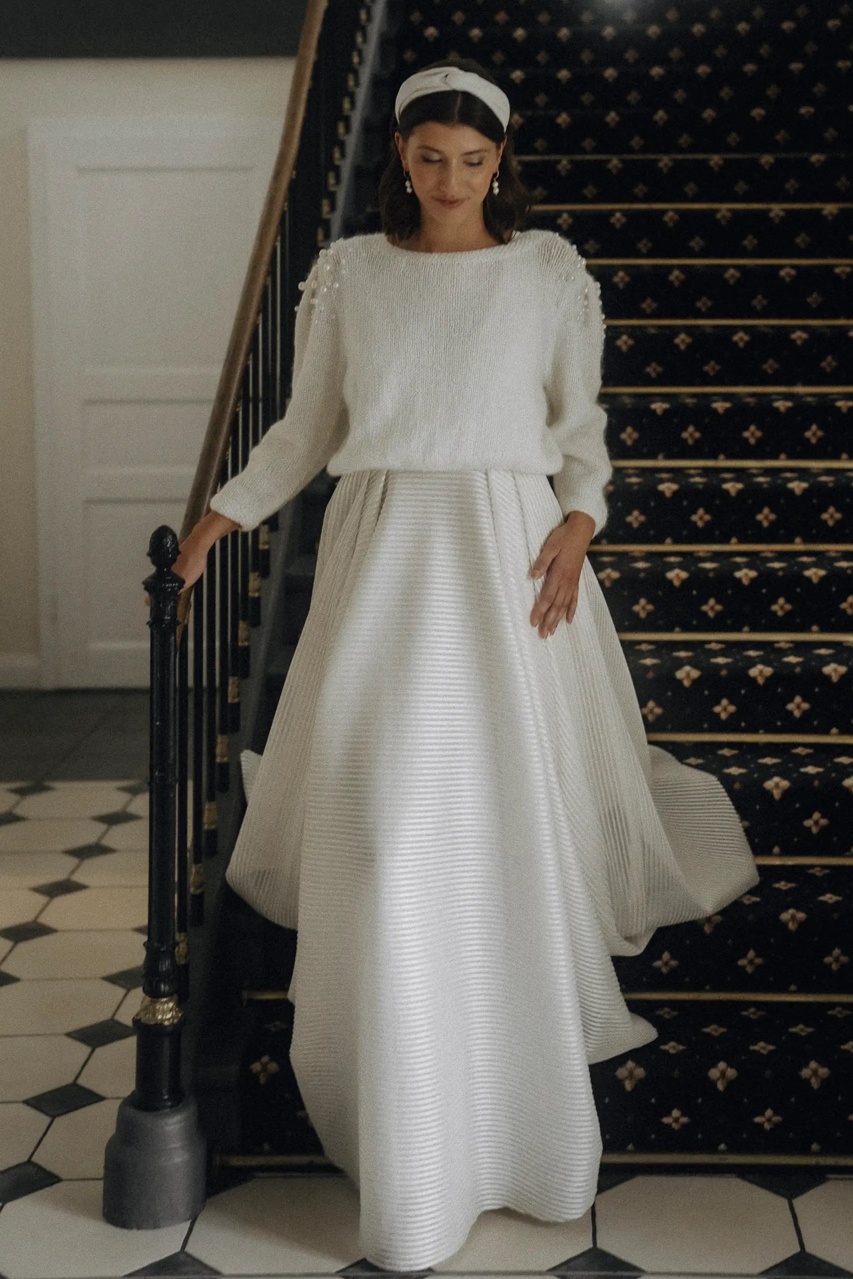 Taillenlanger Brautpullover mit weicher Silhouette und Perlen Detail
